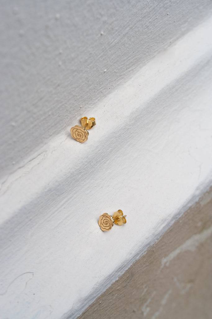 JUKSEREI ROSE EAR STUDS Auslauf