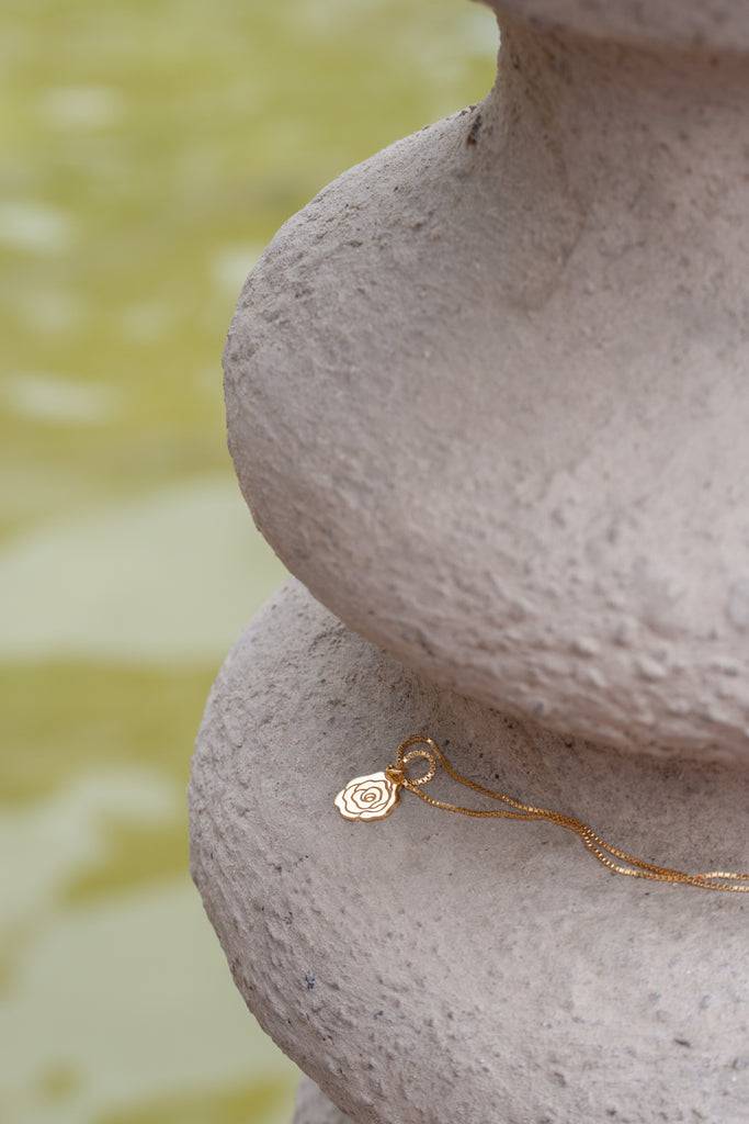 JUKSEREI ROSE NECKLACE Meist gekauft