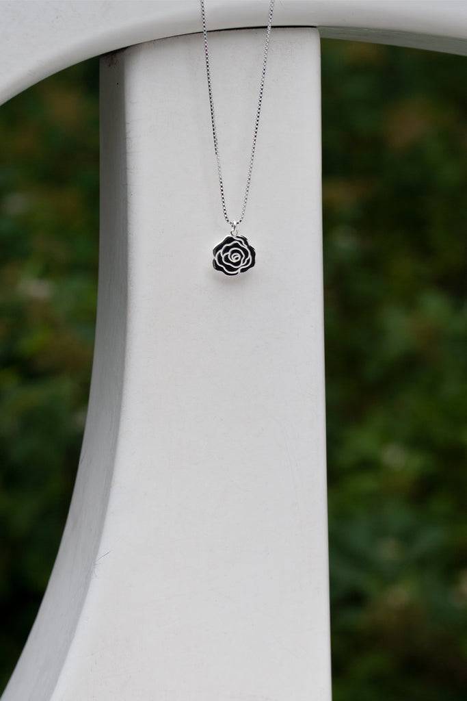 JUKSEREI ROSE NECKLACE Meist gekauft