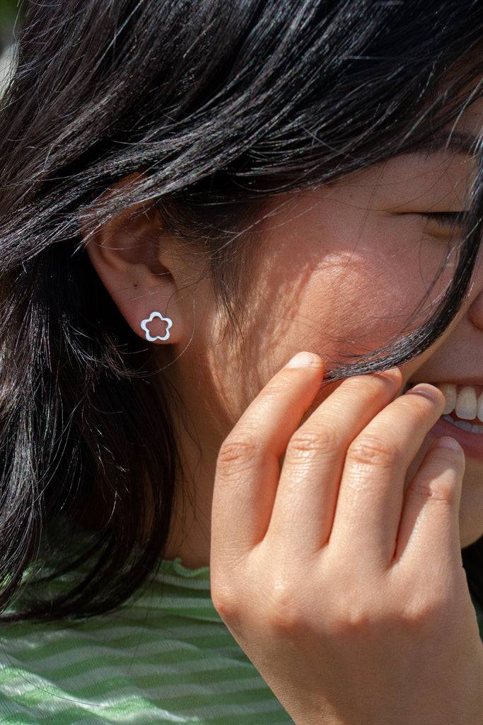 JUKSEREI FLOW EAR STUDS Blitzverkäufe