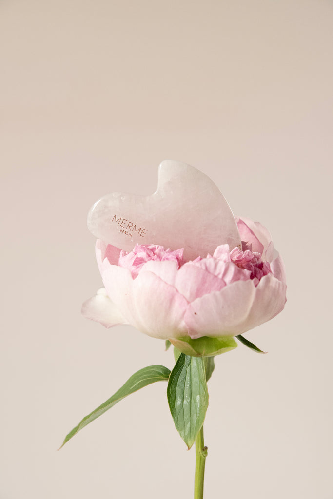 JUKSEREI MERME · ROSE QUARTZ GUA SHA Auslauf