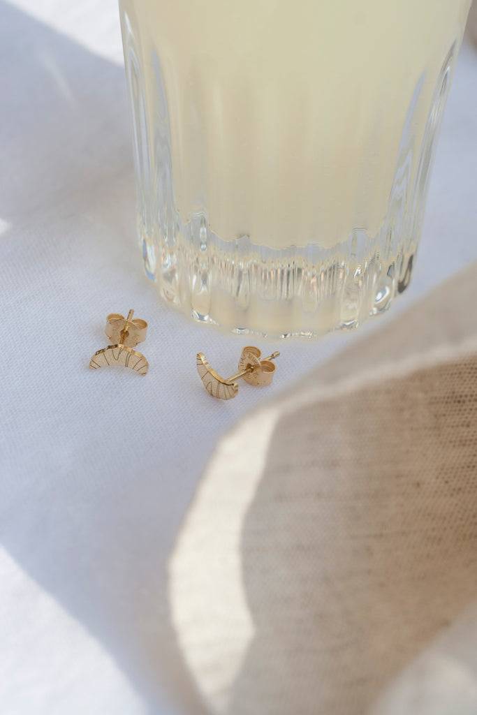 JUKSEREI CROISSANT EAR STUDS Meist gekauft