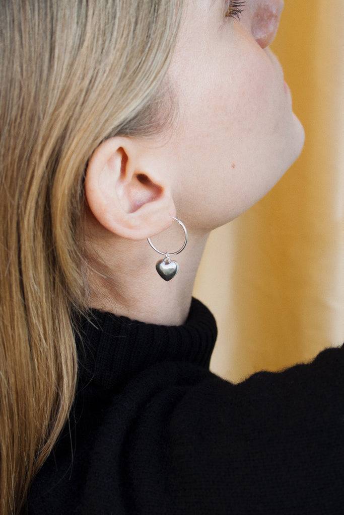 JUKSEREI AMORE CHARM EARRINGS Auslauf