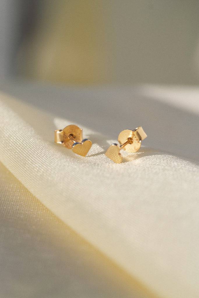 JUKSEREI AMORE EAR STUDS Verkauf