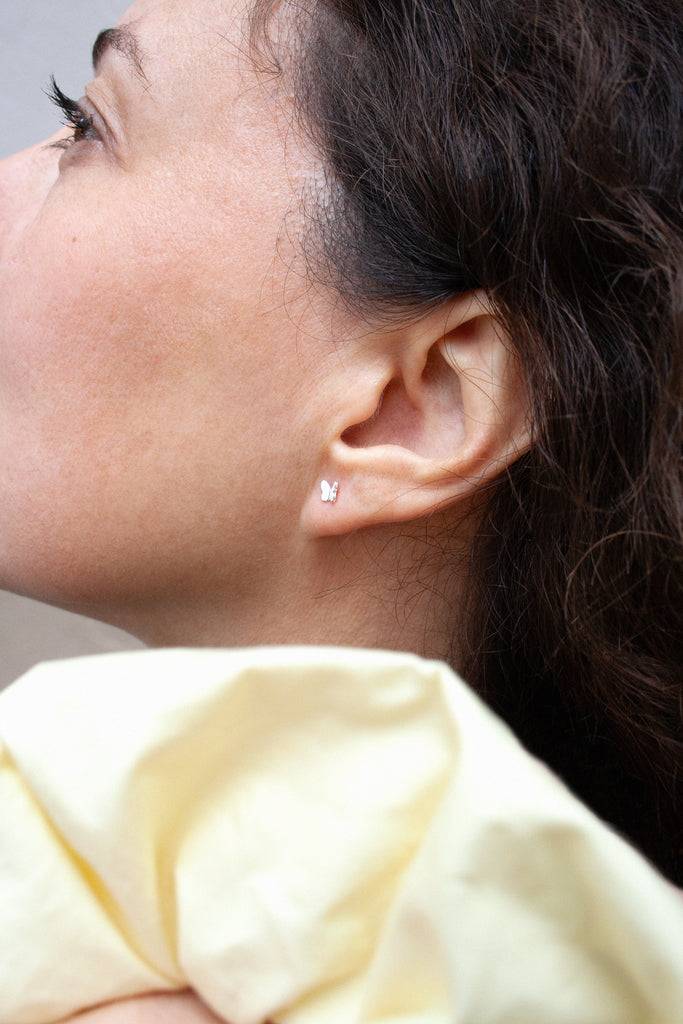 JUKSEREI BUTTERFLY EAR STUDS Kostenloser Versand