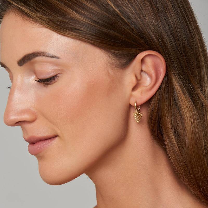 Mosuo Jewellery Dreieck Charm Creolen Verkauf