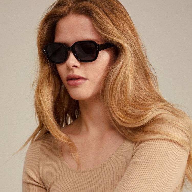 Pilgrim NELLA Recycelte Sonnenbrille Schwarz/Gold Online