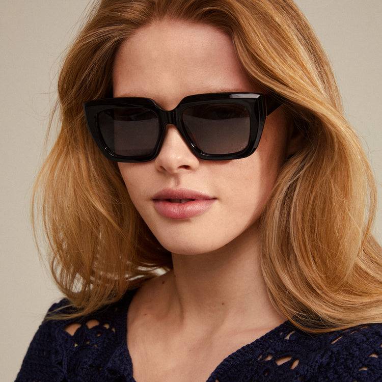Pilgrim JOGLI Recycelte Sonnenbrille Schwarz/Gold Hotsell