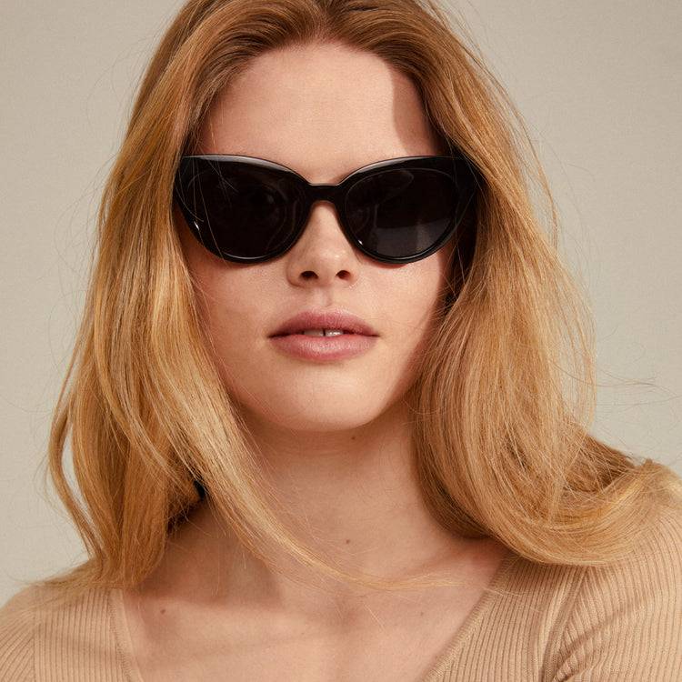 Pilgrim RAISA Recycelte Sonnenbrille Schwarz im Angebot
