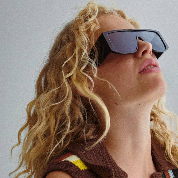 Pilgrim JOHARI Recycelte Sonnenbrille Schwarz Fabrikverkauf