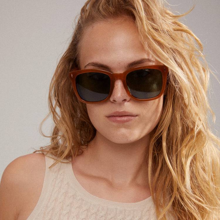 Pilgrim KATYA ikonische Retro-Sonnenbrille karamellbraun im Angebot
