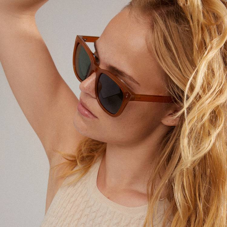 Pilgrim KATYA ikonische Retro-Sonnenbrille karamellbraun im Angebot