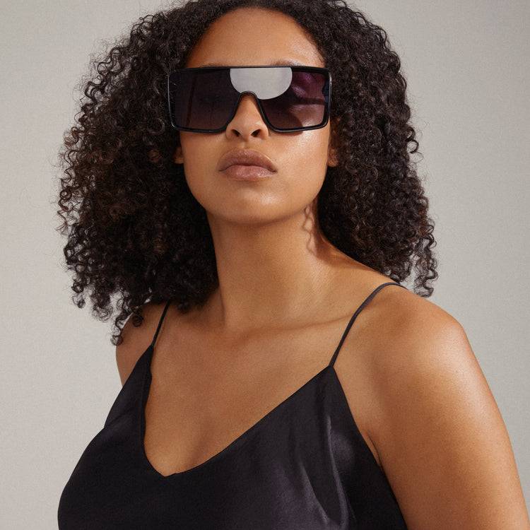 Pilgrim OCEANE eckig geformte Shield-Sonnenbrille schwarz Meist gekauft