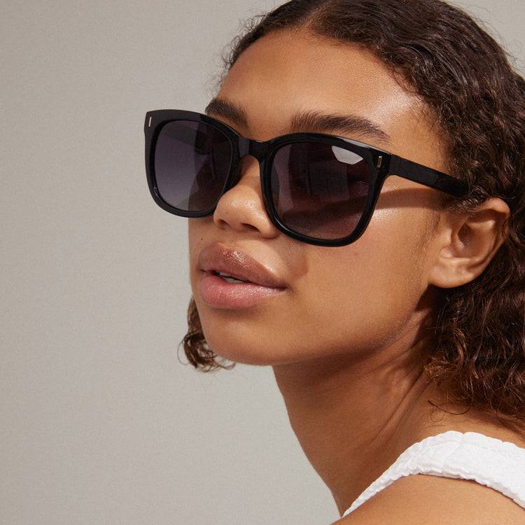 Pilgrim KATYA recycelte ikonische Retro-Sonnenbrille schwarz Angebote