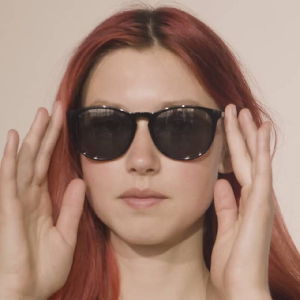 Pilgrim CAMILLA recycelte klassische Sonnenbrille schwarz im Angebot