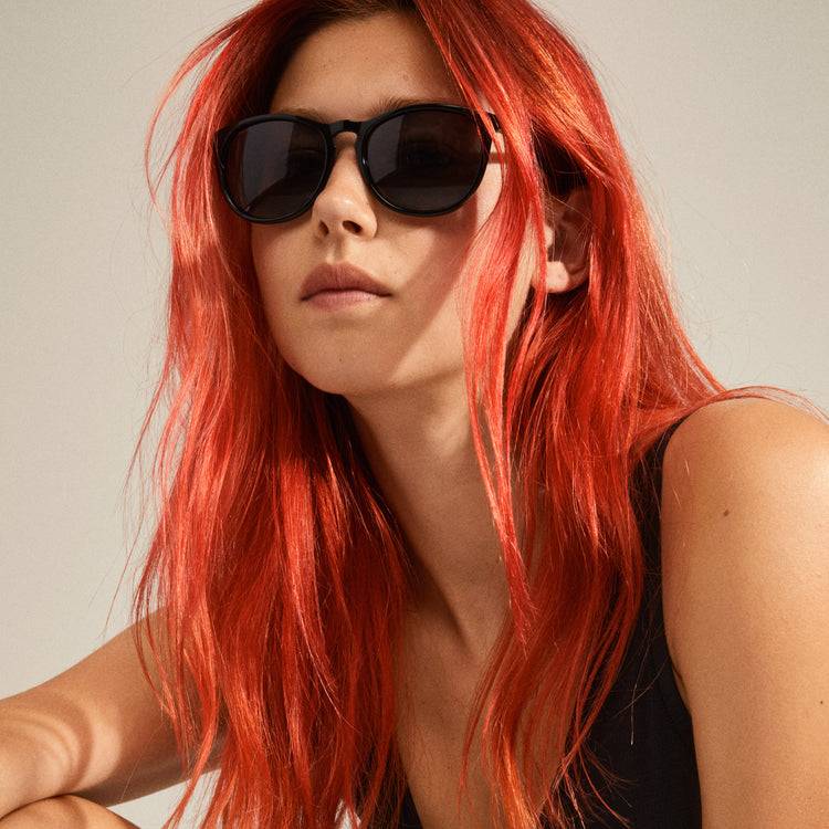 Pilgrim CAMILLA recycelte klassische Sonnenbrille schwarz im Angebot