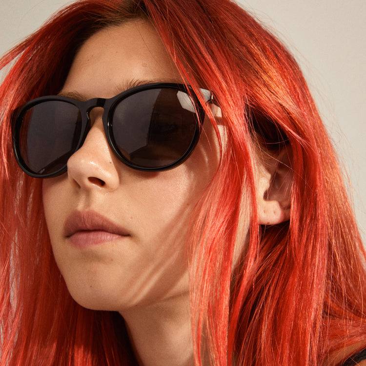 Pilgrim CAMILLA recycelte klassische Sonnenbrille schwarz im Angebot
