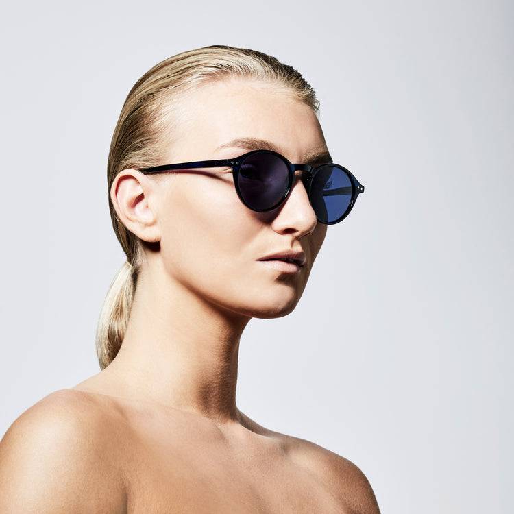 Pilgrim ROXANNE klassische runde Sonnenbrille, blau Super Rabatt