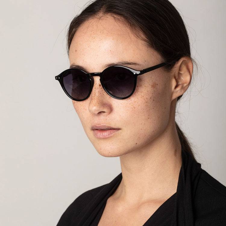 Pilgrim ROXANNE klassische runde Sonnenbrille, schwarz Fabrikverkauf