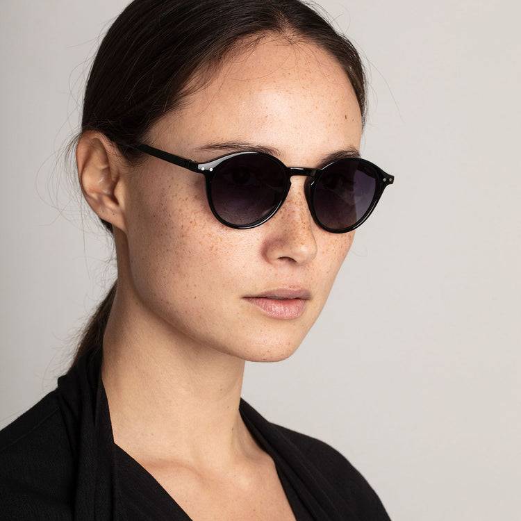 Pilgrim ROXANNE klassische runde Sonnenbrille, schwarz Fabrikverkauf