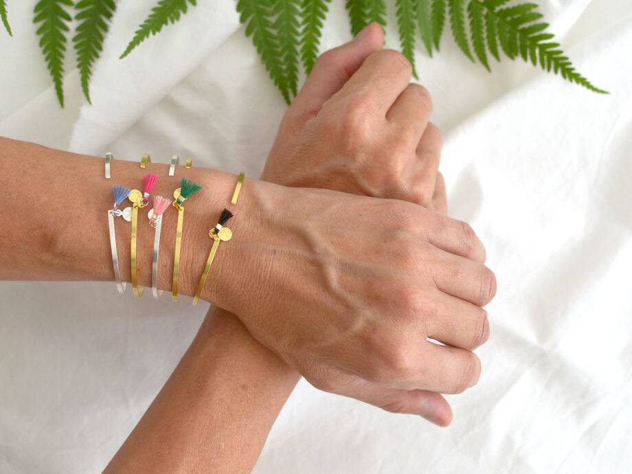 Renna Deluxe Armreif in Gold, Goldarmreif mit niedlicher Tassel im Boho-Stil Auslauf