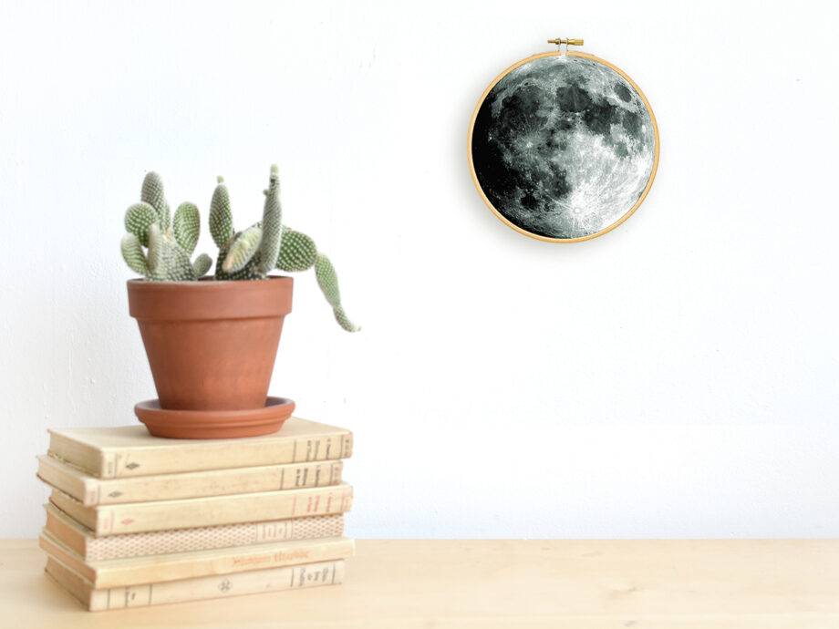 Renna Deluxe MOND _ Bild im Stickrahmen Auslauf