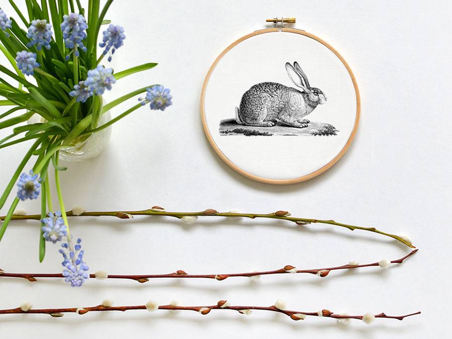 Renna Deluxe Hase _ Bild im Stickrahmen im Angebot