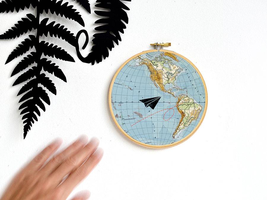 Renna Deluxe Flieger auf Weltreisen _ Bild im Stickrahmen Angebote
