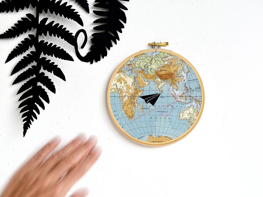 Renna Deluxe Flieger auf Weltreisen _ Bild im Stickrahmen Hotsell