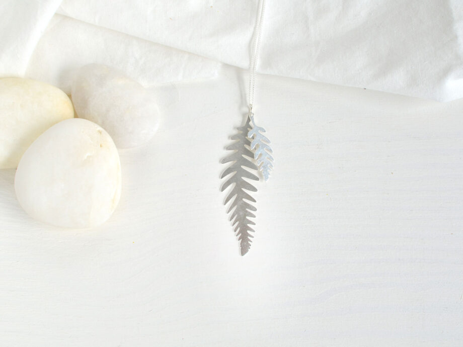 Renna Deluxe Lange Kette mit Farn Blätter in Silber Verkauf