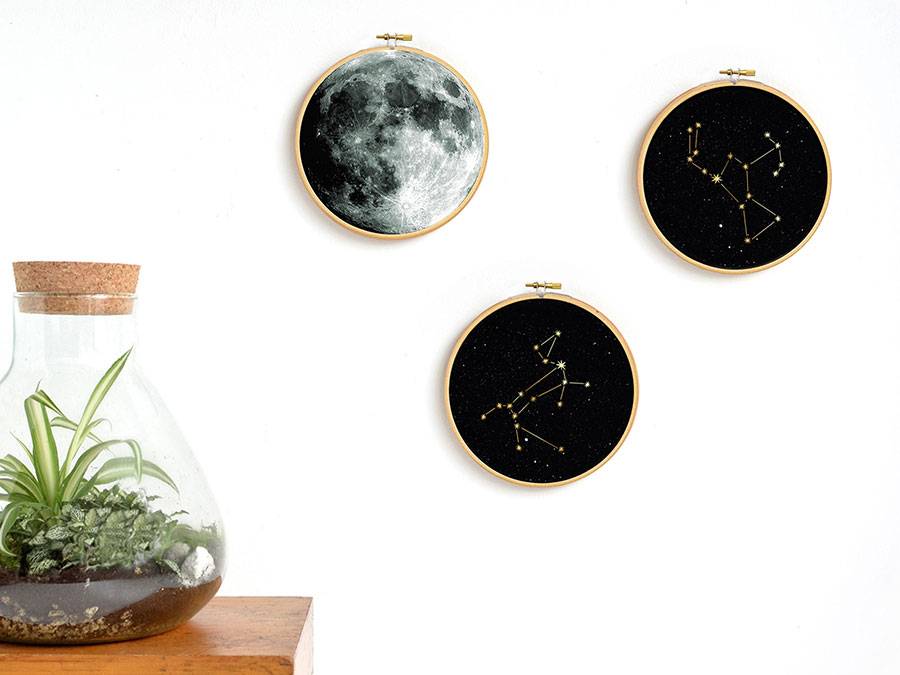 Renna Deluxe ORION Sternbild im Stickrahmen im Angebot