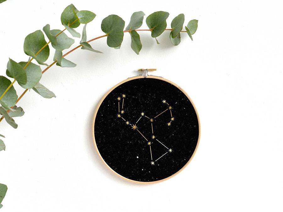 Renna Deluxe ORION Sternbild im Stickrahmen im Angebot
