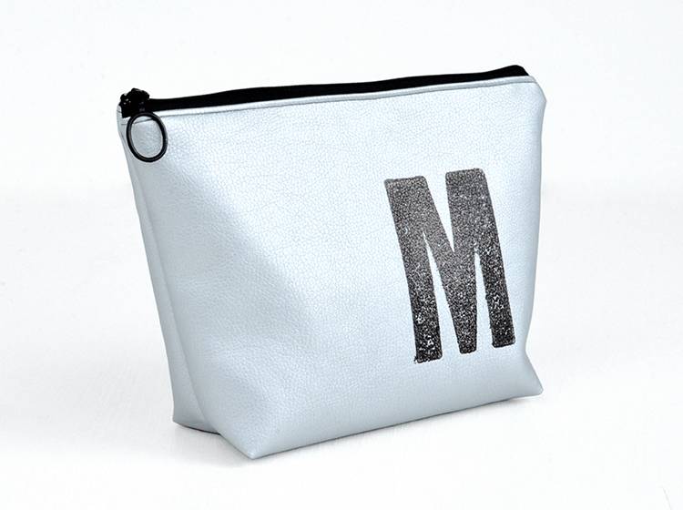 Renna Deluxe Waschtasche Metallic SILBER mit Buchstabe vegan Neueste Mode