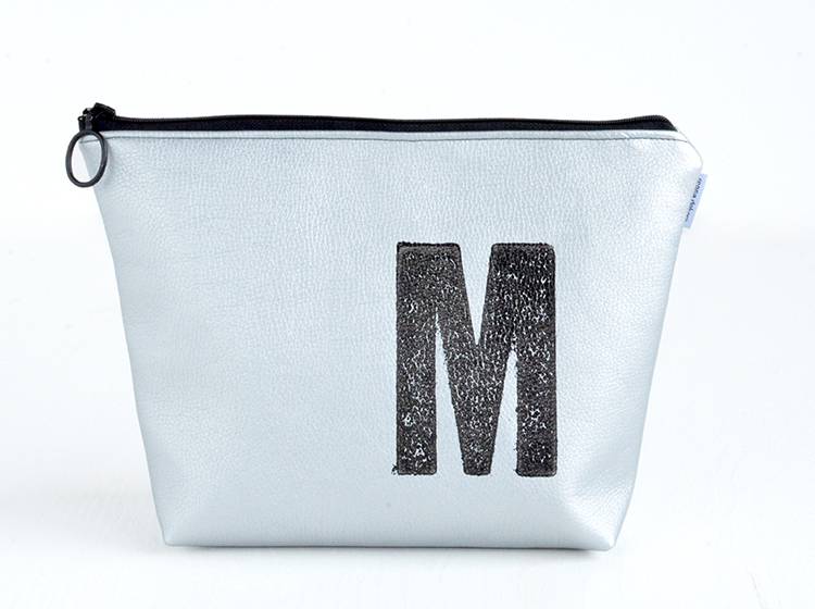 Renna Deluxe Waschtasche Metallic SILBER mit Buchstabe vegan Neueste Mode