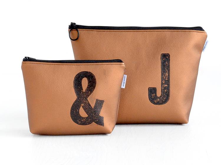 Renna Deluxe Kosmetiktasche Metallic BRONZE mit Buchstabe / vegan Saisonale Angebote