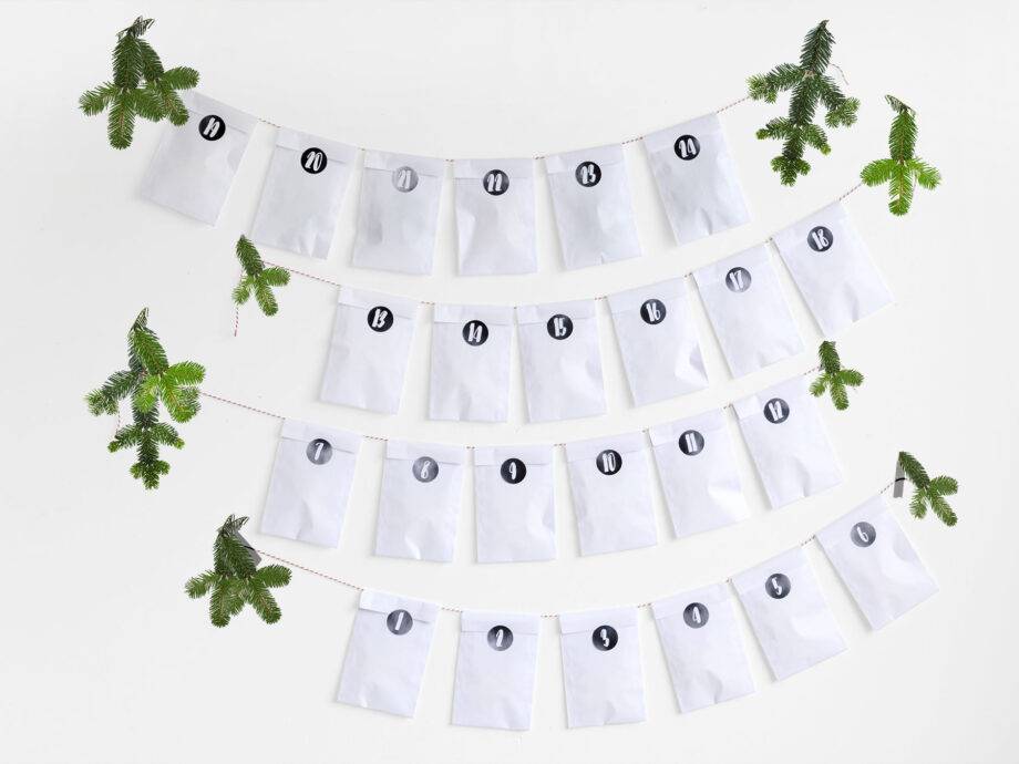 Renna Deluxe Adventskalender weiß mit schwarzen Aufklebern JETZT KAUFEN