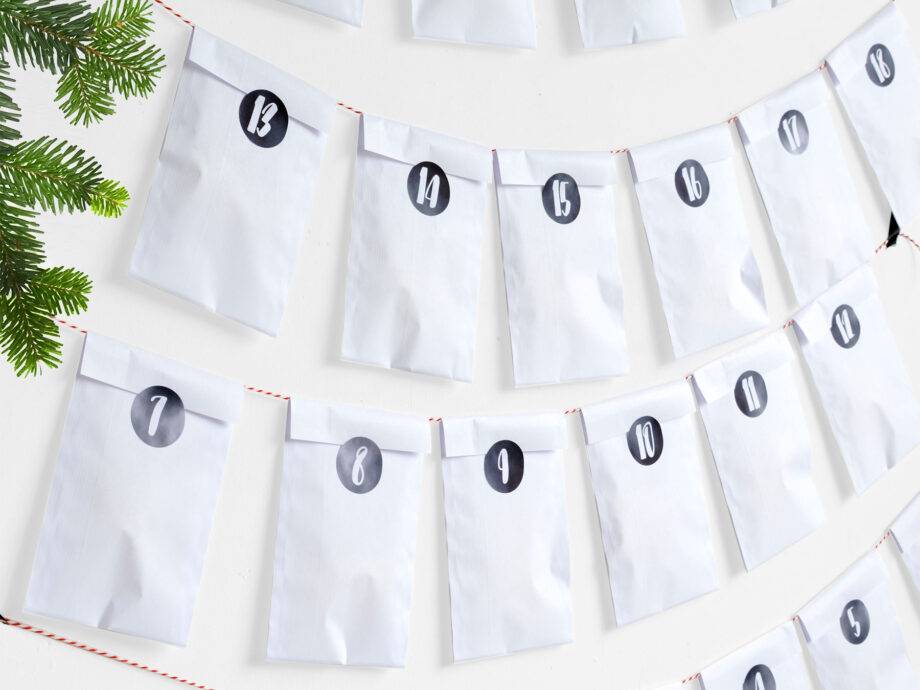 Renna Deluxe Adventskalender weiß mit schwarzen Aufklebern JETZT KAUFEN