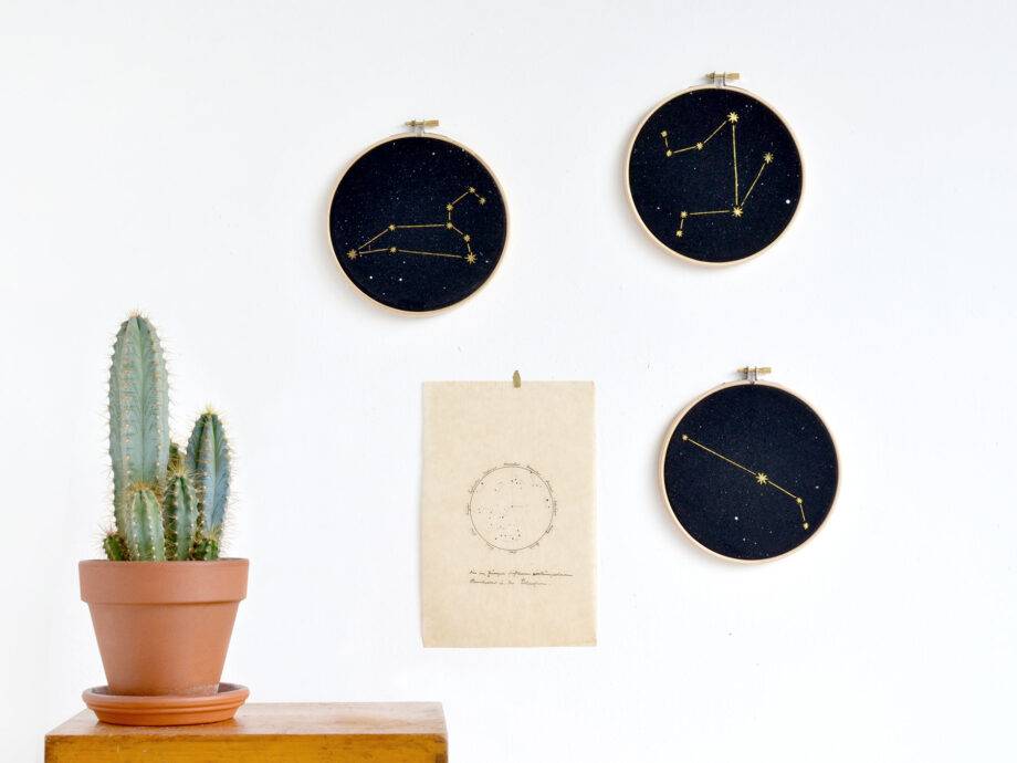 Renna Deluxe Widder Sternzeichen Bild im Stickrahmen Online