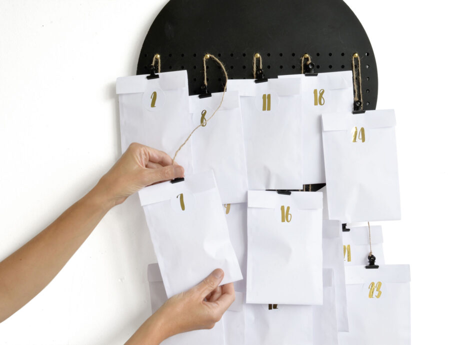 Renna Deluxe Adventskalender Gold metallic mit weißen Papiertüten Tägliche Deals