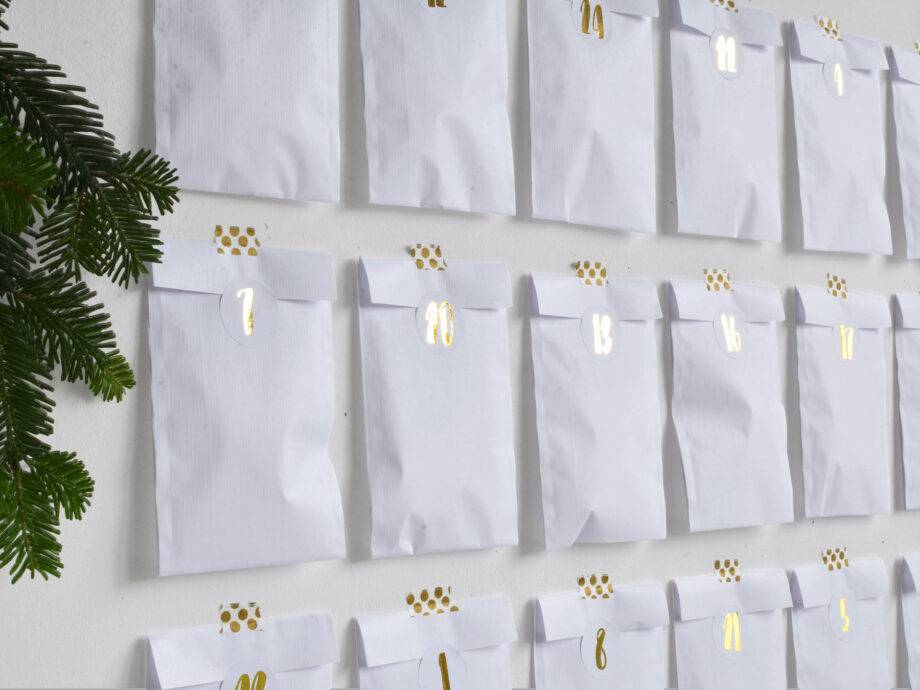 Renna Deluxe Adventskalender Gold metallic mit weißen Papiertüten Tägliche Deals