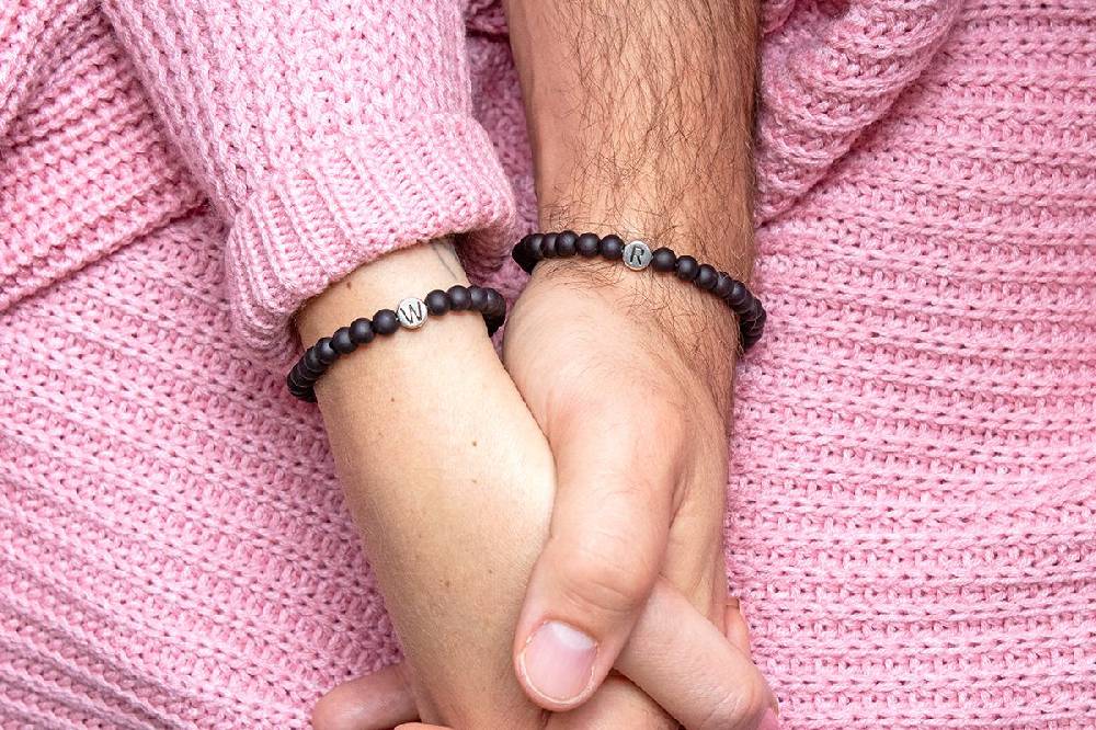 Sadingo Partnerarmband Set aus schwarzen Acrylperlen Sonderangebot