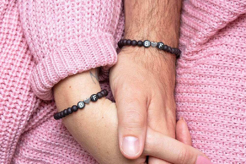 Sadingo Partnerarmband-Set aus schwarzen Acrylperlen Versandkostenfrei
