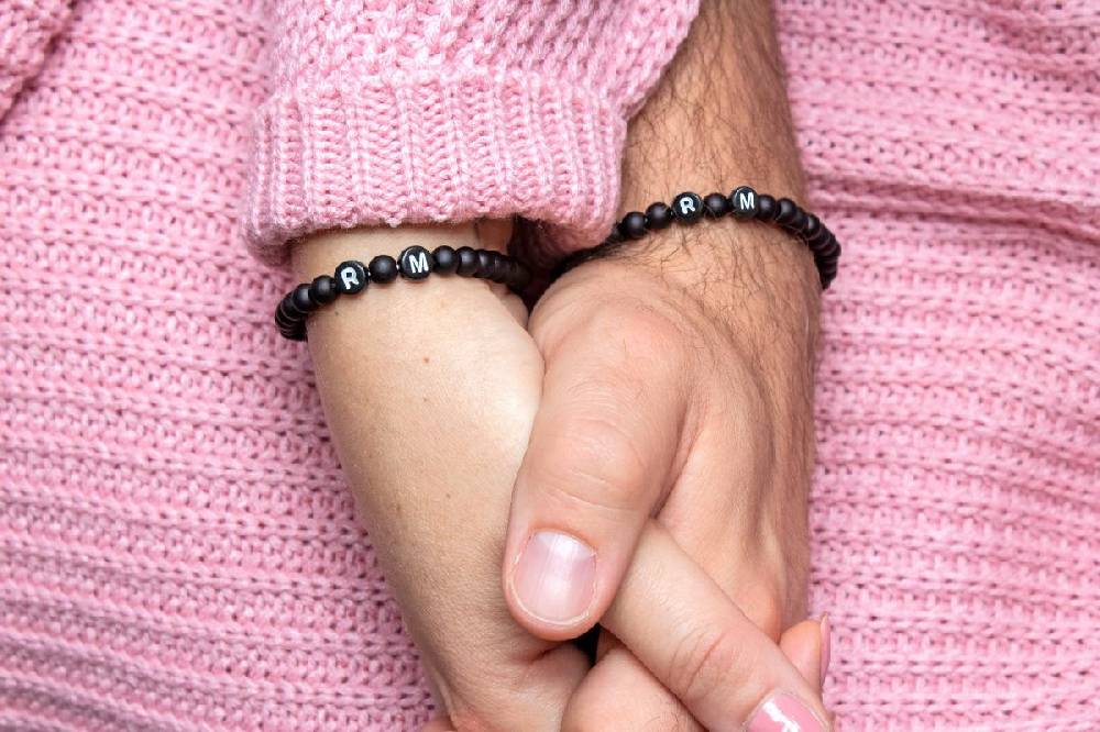 Sadingo Partnerarmband-Set aus schwarzen Acrylperlen Kauf eins, bekomm eins gratis