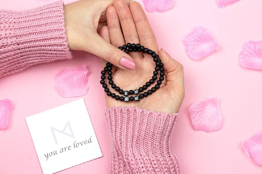 Sadingo Partnerarmband-Set aus schwarzen Acrylperlen Kauf eins, bekomm eins gratis